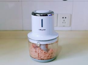 启动绞肉机绞成肉糜。