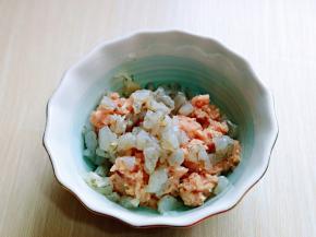 将肉糜放入大口器具中，加入切小块的虾仁。