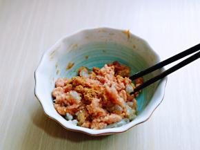 再加入十三香搅拌均匀。