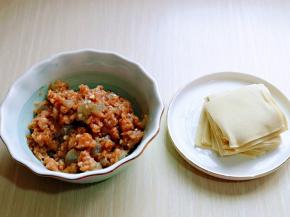 准备好小馄饨皮。