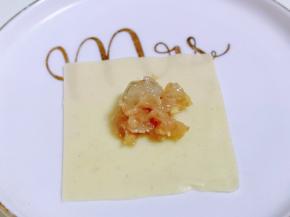 取一张小馄饨皮，放上馅。