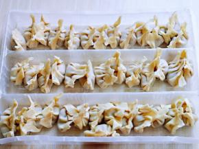 依次包好的小馄饨，一次吃不完的话可以装入食品袋速冻，吃的时候取出再煮即可。