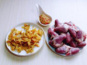 准备食材，榨菜丝我买的袋装的。