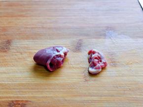 首先处理鸭心，将鸭心的头切掉。