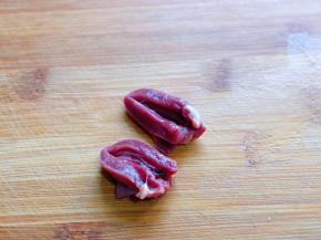 再从中间切开，把中间的血块去掉，依次做完。(一切二)