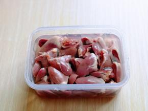 再放入器具中，加入冷水反复泡，将血水泡出。