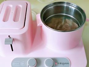 锅中加入水烧开，下鸭心焯水。