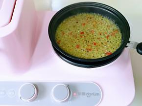 起油锅，加入蒜蓉辣酱煸炒。