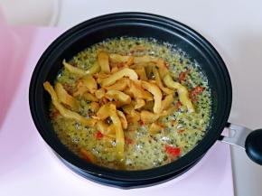 再加入榨菜丝翻炒。