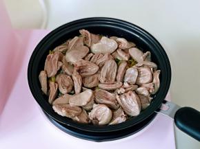 加入焯水的鸭心。