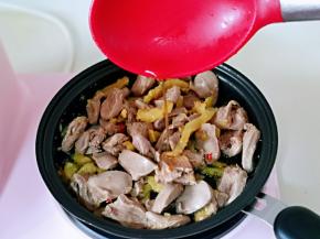 加入料酒。(适当多一点，去腥)