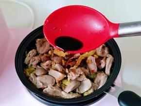 加入生抽翻炒均匀，撒上孜然粉，中小火炒3分钟左右。