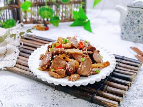 盛出装盘撒上葱花，白芝麻。