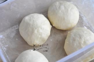 分割成四份，松弛10分钟后，继续滚圆，放入烤箱中发酵45分钟左右，烤箱里同时要放入一碗开水。