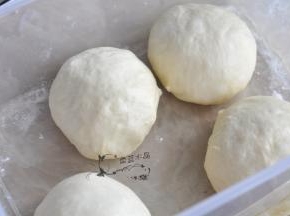 分割成四份，松弛10分钟后，继续滚圆，放入烤箱中发酵45分钟左右，烤箱里同时要放入一碗开水。