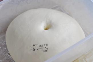 把面团滚圆后，发酵50分钟，手指按下中间不回缩。