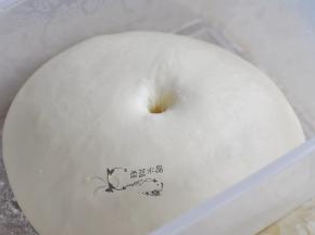 把面团滚圆后，发酵50分钟，手指按下中间不回缩。