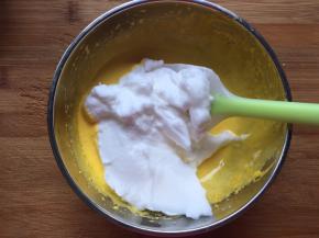 分三分之一蛋白到蛋黄糊中翻拌均匀