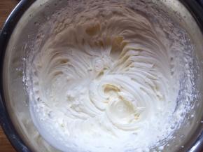 淡奶油加糖打发至十分发，装入裱花袋，我用的8齿裱花嘴