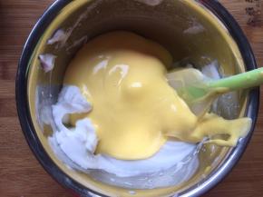 再倒回蛋白盆中，继续翻拌均匀