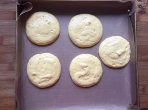 放入预热好的烤箱，上火180度，下火160度，中层15分钟