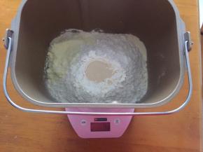 将全部材料放入面包机中，和面20分钟