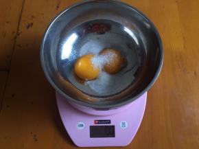 鸡蛋加入白砂糖