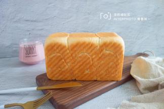 出炉趁热脱膜，放在烤网上晾凉再切片