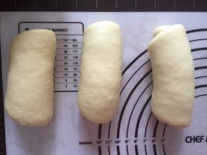 从上向下卷起，盖上保鲜膜松弛15分钟