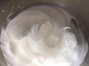 蛋白加入柠檬汁，分三次加入白砂糖打发，打发至拉起打蛋头有弯钩状态