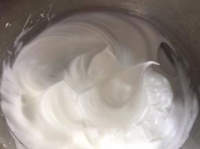 蛋白加入柠檬汁，分三次加入白砂糖打发，打发至拉起打蛋头有弯钩状态