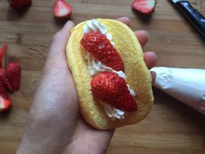 先挤一点奶油，放上两瓣草莓