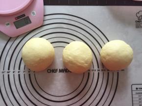 将面团分成均等的三等份，盖上保鲜膜松弛15分钟