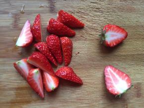 草莓去蒂洗干净，一个草莓切成四瓣