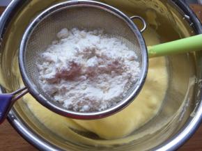 筛入低筋面粉，翻拌至无干粉状态