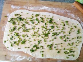 切碎的香葱均匀撒在面片上，再撒适量盐（动作模仿撒盐哥会撒的很均匀）