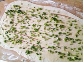 面片划成手指粗细的一条条，两边不要切断