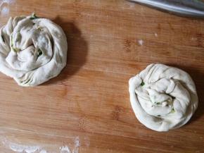 再盘起来，盘紧一点，把接缝的地方捏一下