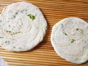 擀开成饼，厚度比手指厚一点