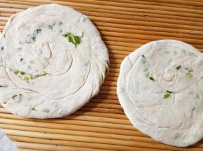 擀开成饼，厚度比手指厚一点