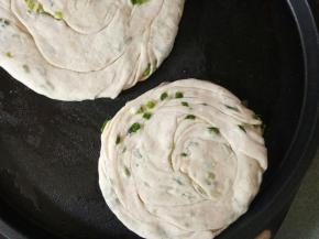 饼放进去烙熟就行了