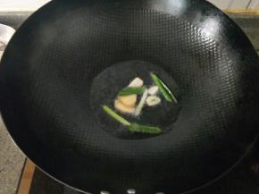 葱切段，蒜切片，姜切片，锅里放二勺油，把葱姜蒜放里面炸一下