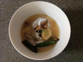 小碗里放一把面粉，把热油浇里面，葱姜蒜拣出来，搅拌均匀成为油酥