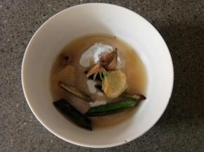 小碗里放一把面粉，把热油浇里面，葱姜蒜拣出来，搅拌均匀成为油酥