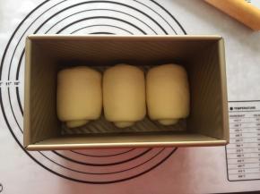 放入吐司模具中，放入烤箱二次发酵一小时