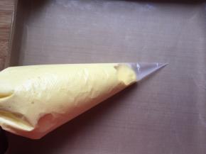 装入裱花袋，挤入烤盘中