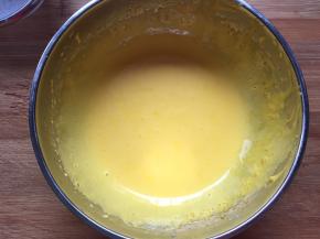 用电动打蛋器打发至浓稠，颜色变浅（蛋白打发好以后直接打发蛋黄，不用洗打蛋头）