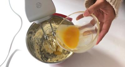 分3-5次加入全蛋液，每次完全打至吸收，避免水油分离。