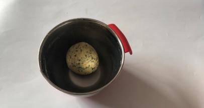 加入鲣鱼海苔碎，用刮刀切拌混合成团