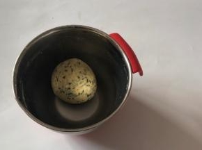 加入鲣鱼海苔碎，用刮刀切拌混合成团